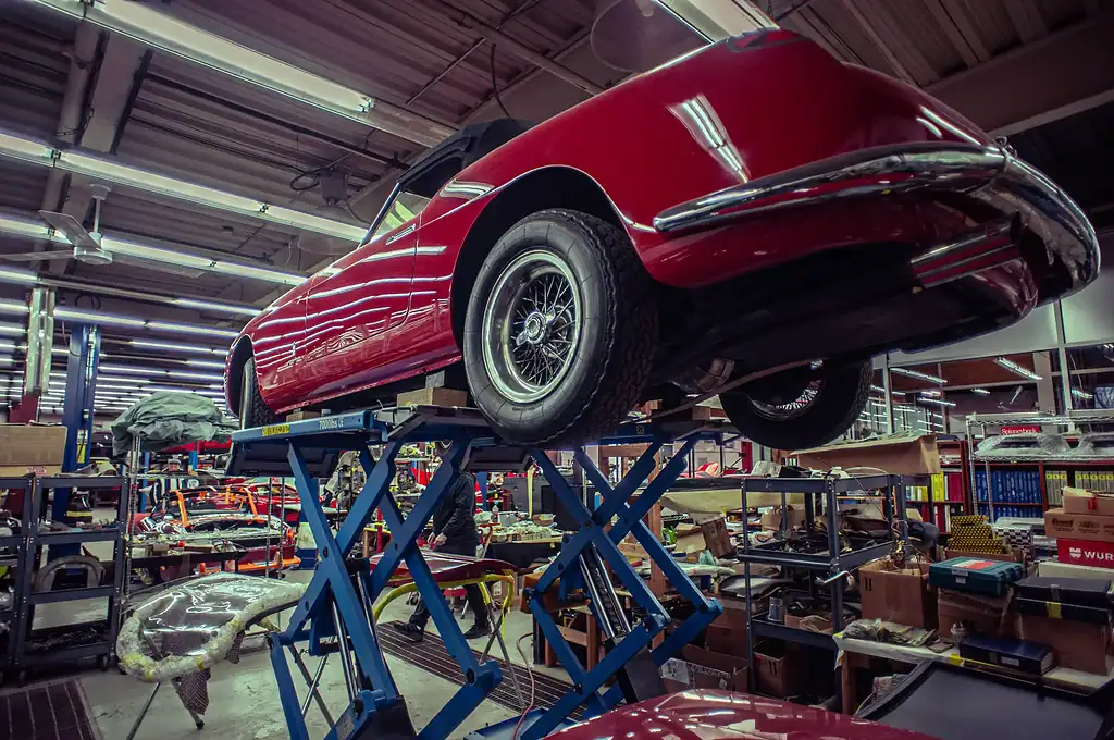 Un meccanico di auto storiche combina l'artigianato con la migliore industria italiana.
