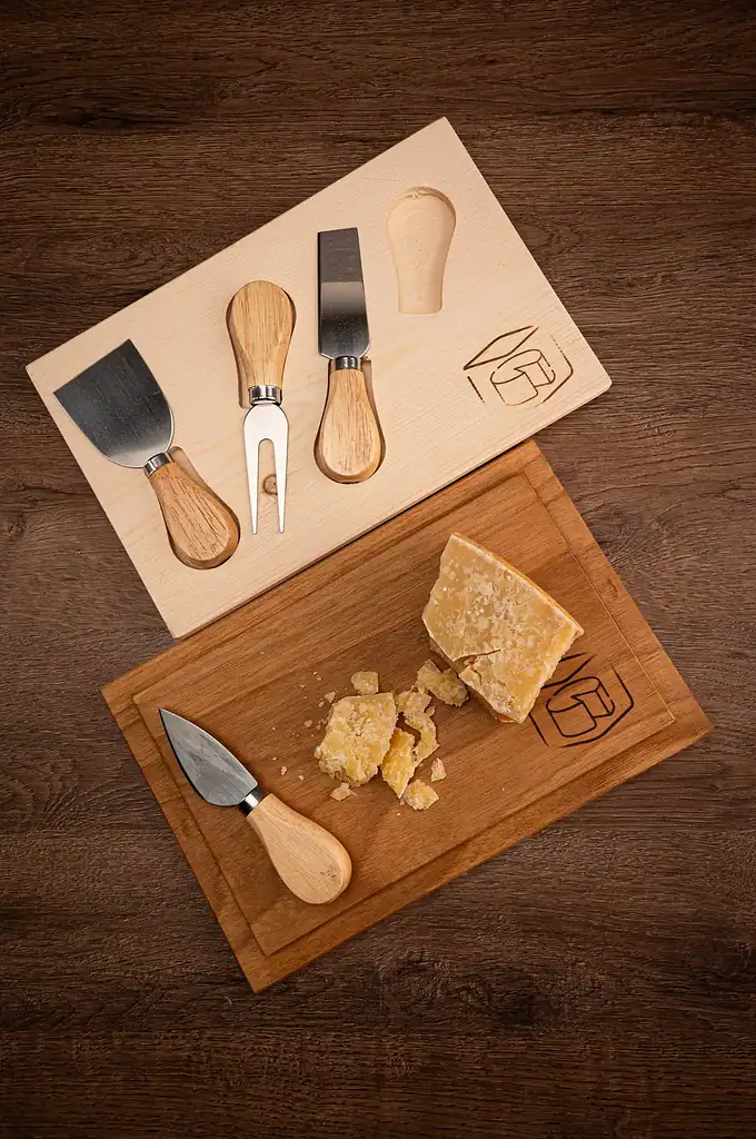 Una serie di accessori per la degustazione del formaggio.