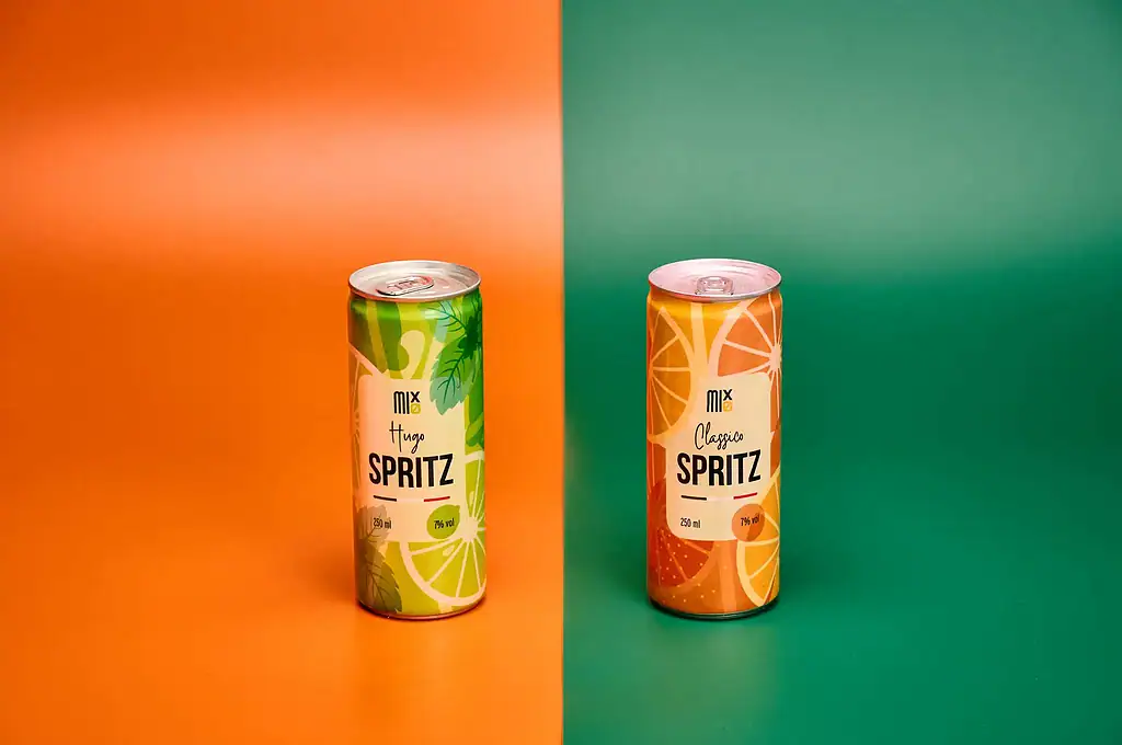 Spritz in lattina: una innovativa e colorata idea che ho deciso di raffigurare con una inversione dei loro colori.