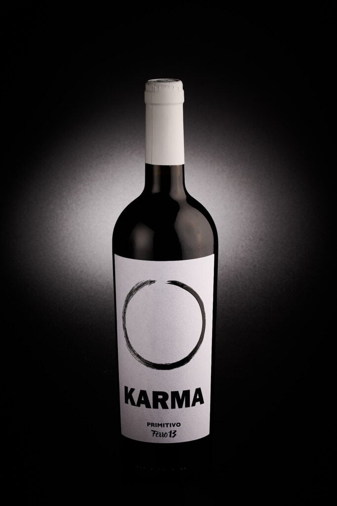 Il gioco di luci su questa bottliglia di vino è semplice: richiamare invertendolo il bianco e nero e il cerchio dell'etichetta nel fondale.